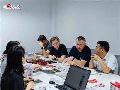 Clientes europeus visitam nossa fábrica BIGLUX para inspecionar a torre móvel de vigilância solar...